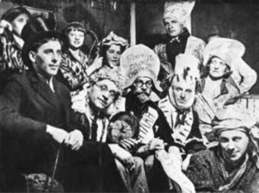 Участники самодеятельного спектакля. Первый ряд: И.Е. Старик, А.П. Ратнер (в роли Шамаханской царицы), В.Г. Хлопин (рыцарь «слабых активностей»), 1930-е гг.